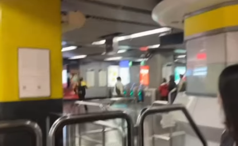 影片可見尖沙咀站一名港鐵長髮女職員,正在站內大堂追趕一名穿白色褸的男子,二人如同賽跑。(香港突發事故報料區及討論區fb)