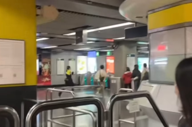 影片可見尖沙咀站一名港鐵長髮女職員,正在站內大堂追趕一名穿白色褸的男子,二人如同賽跑。(香港突發事故報料區及討論區fb)