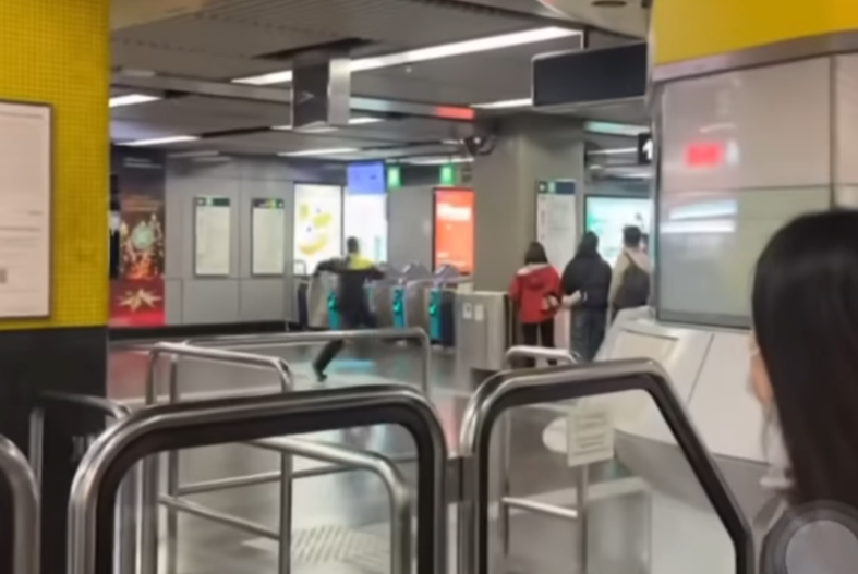影片可見尖沙咀站一名港鐵長髮女職員,正在站內大堂追趕一名穿白色褸的男子,二人如同賽跑。(香港突發事故報料區及討論區fb)