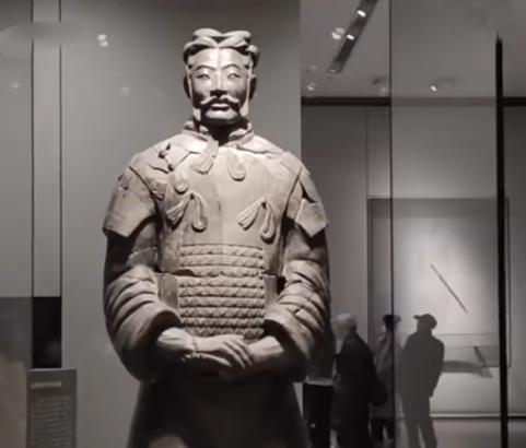 秦兵馬俑二號坑首發現將軍俑,頭戴鶡冠