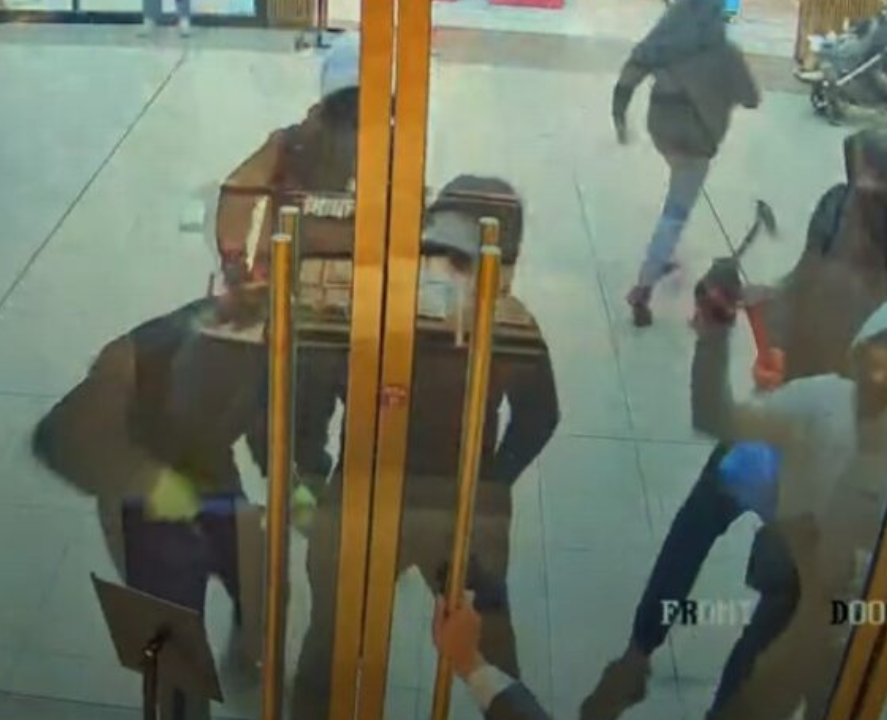當地警方表示事件於周一下午1時發生,6名劫匪均戴面具和手套。(多倫多警方)