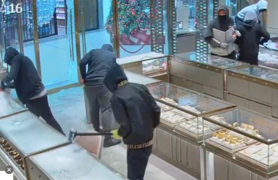 當地警方表示事件於周一下午1時發生,6名劫匪均戴面具和手套。(多倫多警方)