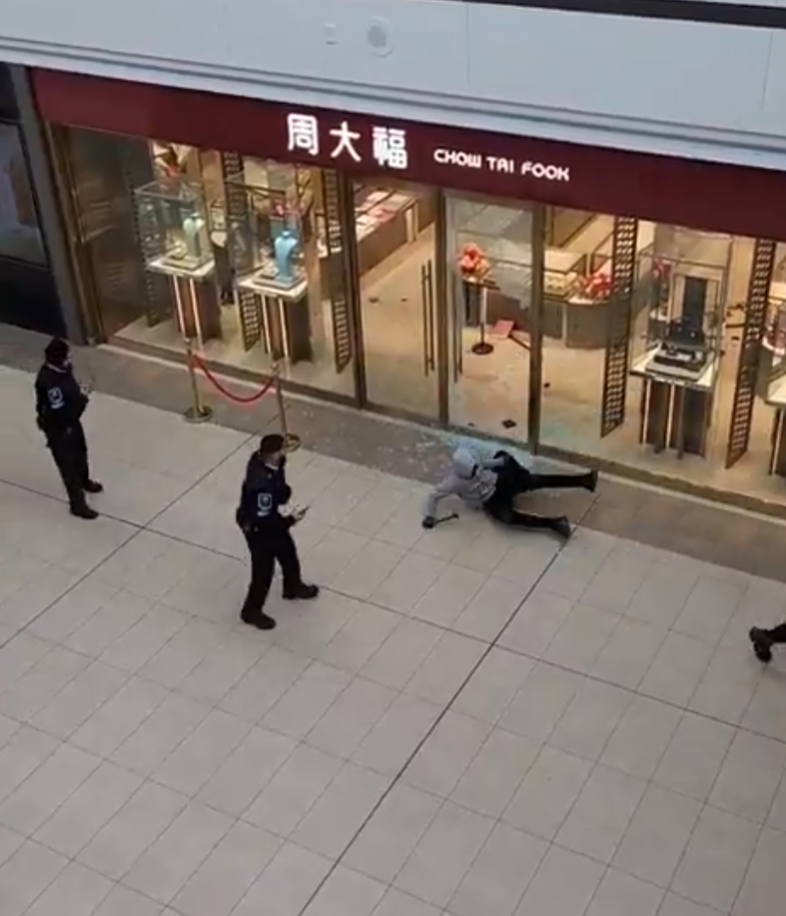 最後一名逃離的劫匪滑倒時,保安員亦沒有上前抓捕,僅拿手機追拍(影片截圖)