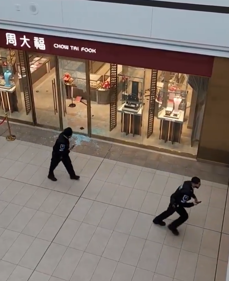 保安員及後才「施施然」上前追趕。(影片截圖)
