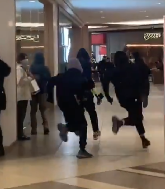 保安員及後才「施施然」上前追趕。(影片截圖)