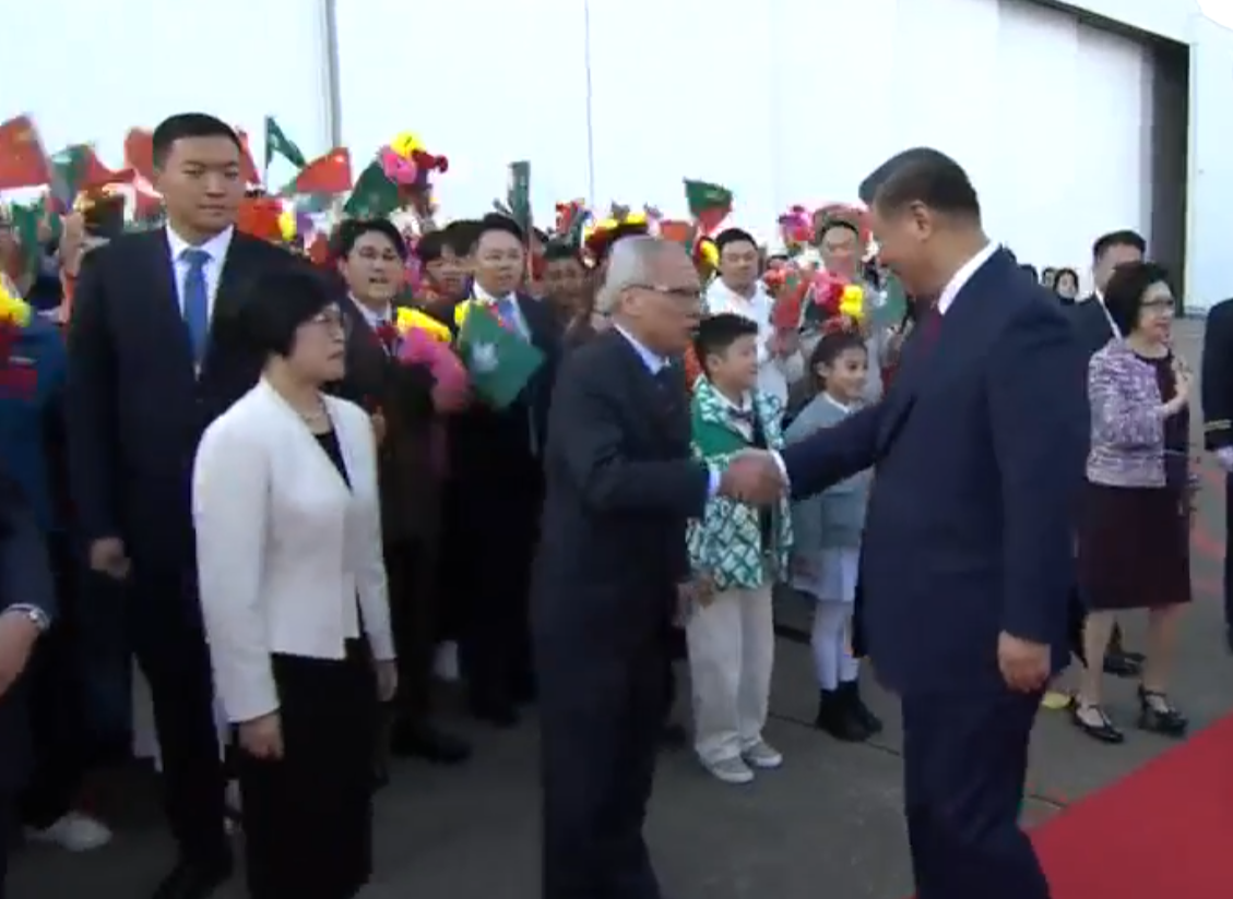 國家主席習近平乘坐專機下午抵達澳門,考察三日,並出席澳門特區成立25周年慶祝活動,包括在新一屆政府就職禮。(直播畫面)