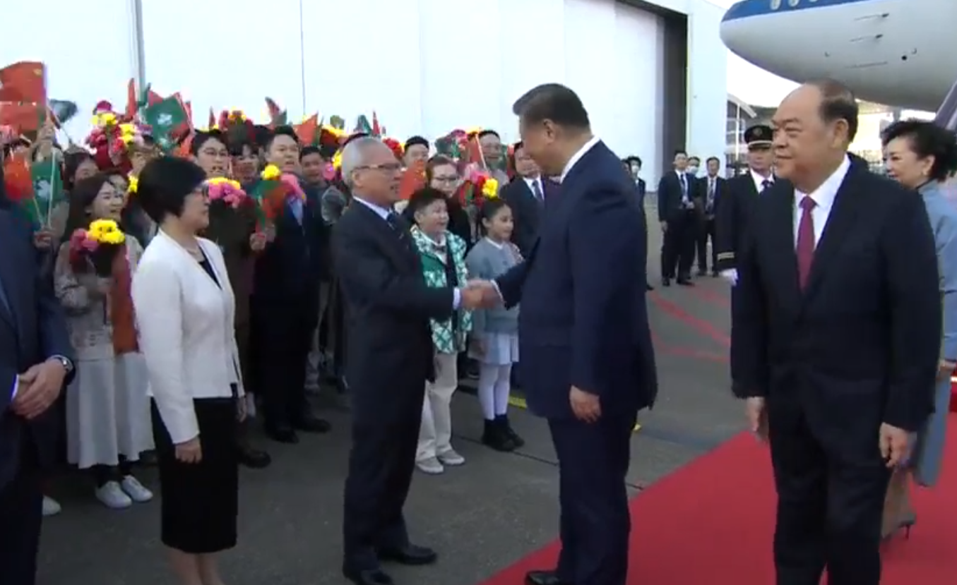 國家主席習近平乘坐專機下午抵達澳門,考察三日,並出席澳門特區成立25周年慶祝活動,包括在新一屆政府就職禮。(直播畫面)