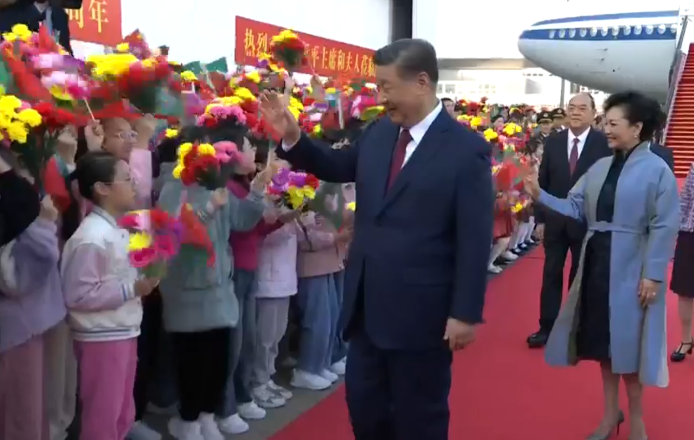 國家主席習近平乘坐專機下午抵達澳門,考察三日,並出席澳門特區成立25周年慶祝活動,包括在新一屆政府就職禮。(直播畫面)