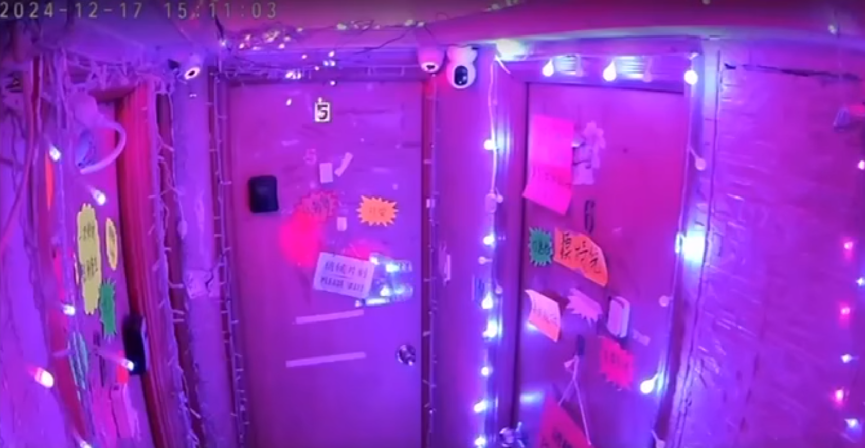 網上流傳片段,有便衣警抵達懷疑「一樓一」賣淫單位,動用爆破工具爆門。(影片截圖)