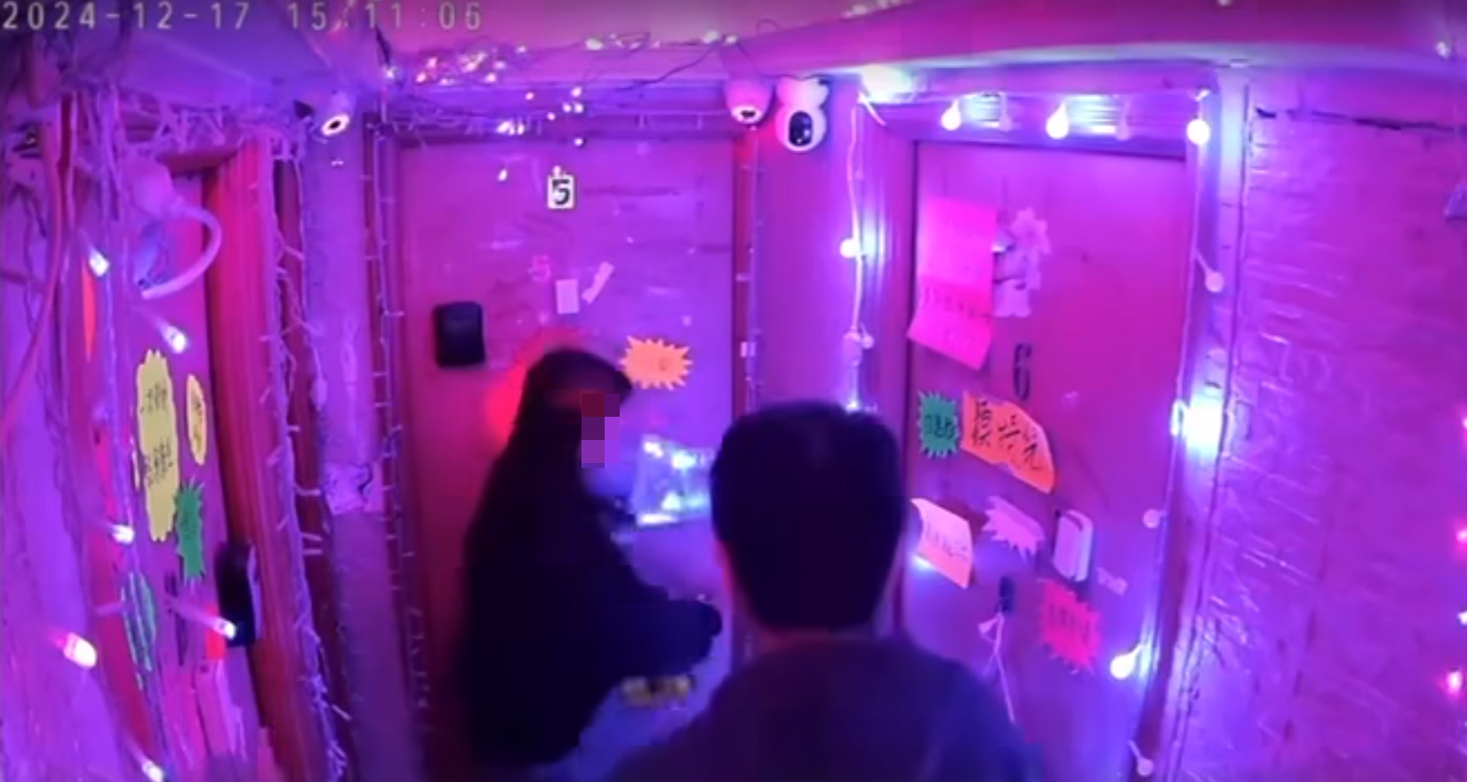 網上流傳片段,有便衣警抵達懷疑「一樓一」賣淫單位,動用爆破工具爆門。(影片截圖)