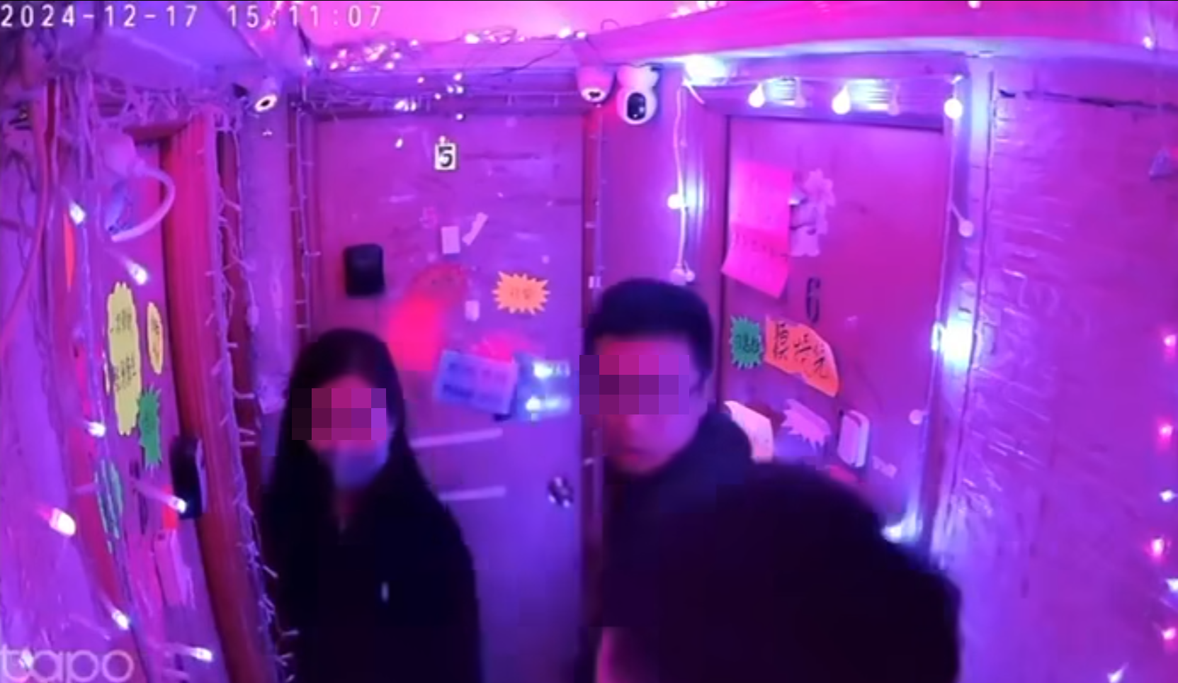 網上流傳片段,有便衣警抵達懷疑「一樓一」賣淫單位,動用爆破工具爆門。(影片截圖)