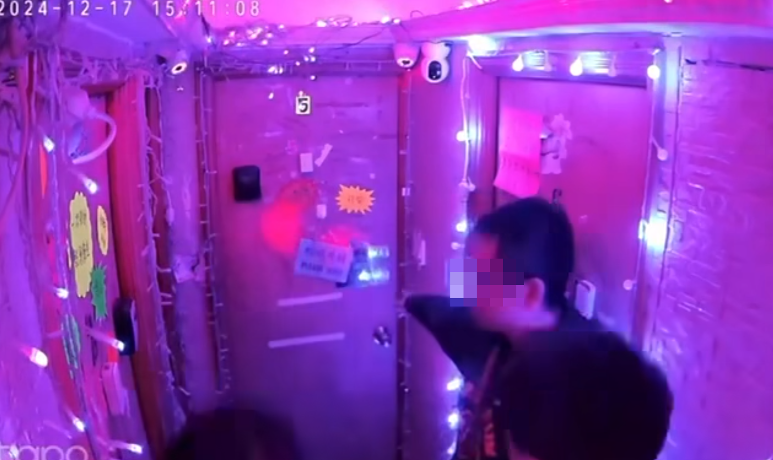 網上流傳片段,有便衣警抵達懷疑「一樓一」賣淫單位,動用爆破工具爆門。(影片截圖)