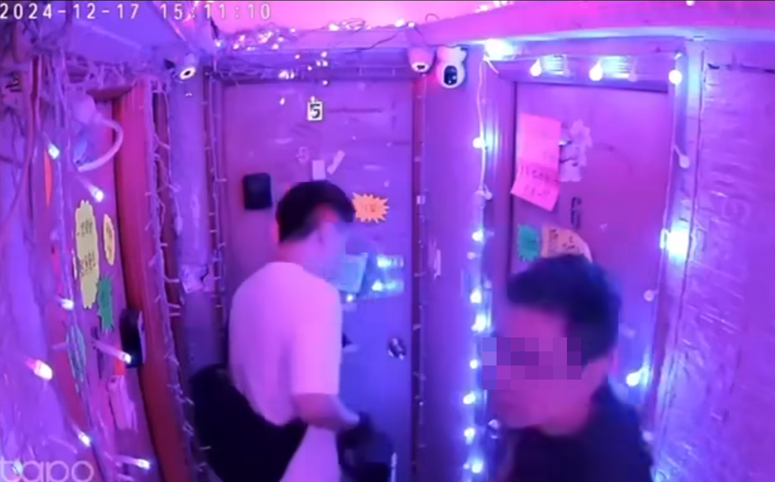 網上流傳片段,有便衣警抵達懷疑「一樓一」賣淫單位,動用爆破工具爆門。(影片截圖)