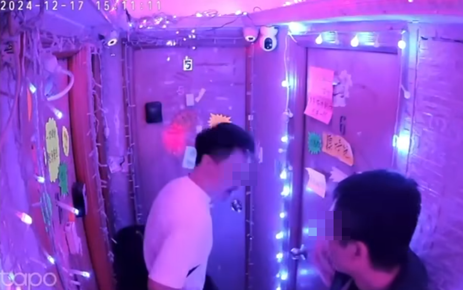 網上流傳片段,有便衣警抵達懷疑「一樓一」賣淫單位,動用爆破工具爆門。(影片截圖)