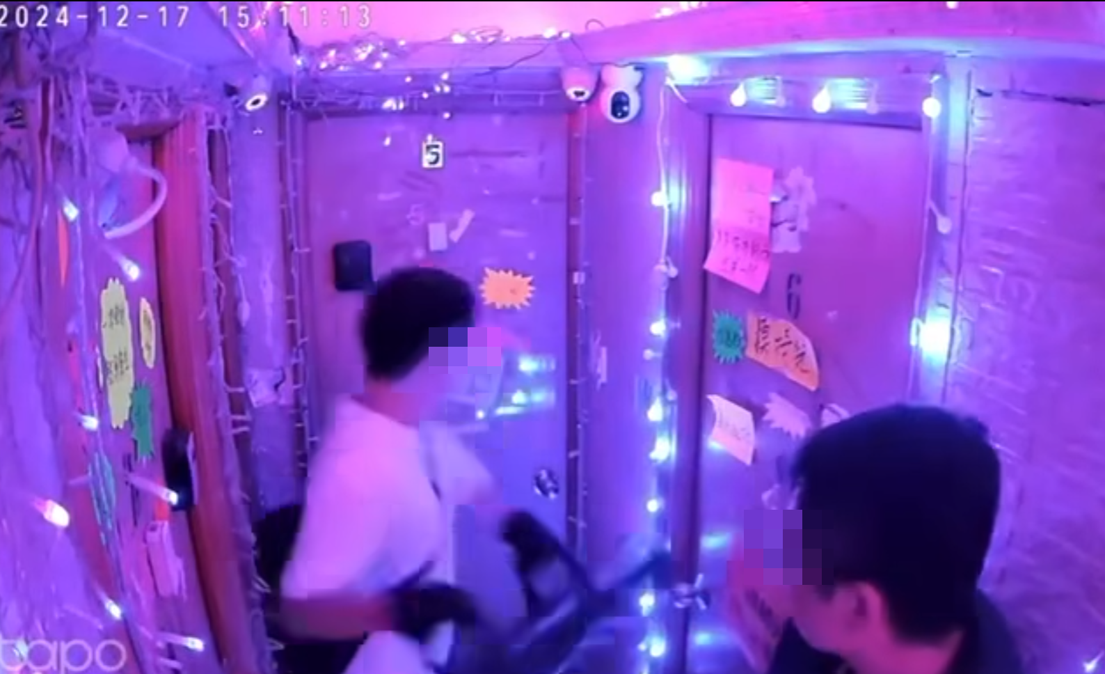 網上流傳片段,有便衣警抵達懷疑「一樓一」賣淫單位,動用爆破工具爆門。(影片截圖)