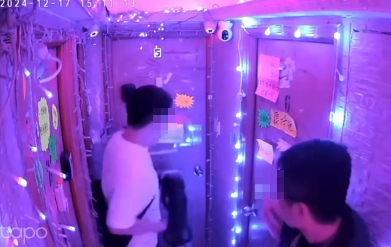 網上流傳片段,有便衣警抵達懷疑「一樓一」賣淫單位,動用爆破工具爆門。(影片截圖)