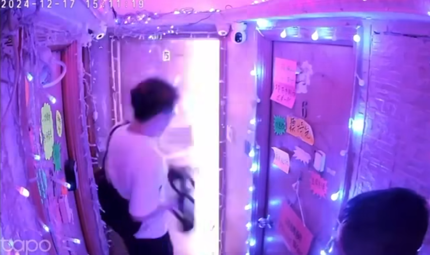 網上流傳片段,有便衣警抵達懷疑「一樓一」賣淫單位,動用爆破工具爆門。(影片截圖)