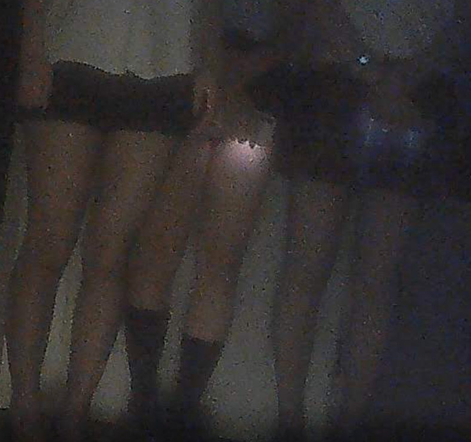 浙江省溫州市多間私人影院提供色情服務,有年輕貌美穿着暴露的「陪睇女」暗中賣淫。(《大皖新聞》)