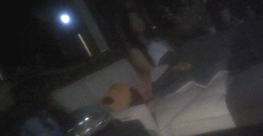 浙江省溫州市多間私人影院提供色情服務,有年輕貌美穿着暴露的「陪睇女」暗中賣淫。(《大皖新聞》)