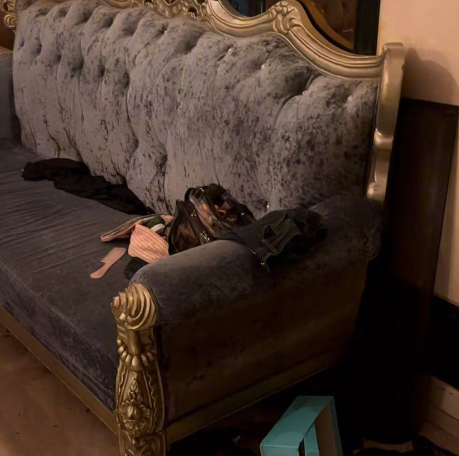 警方發現現場隱藏暗門,沙發上還有數條絲襪和制服。(《大皖新聞》)