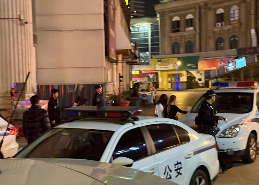 浙江省溫州市警方周二對部分私人影院進行深夜突擊調查,對三個場所行政立案,初步判定三間影院涉嫌賣淫行為。(《大皖新聞》)