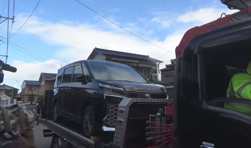 警察扣押疑兇逃走用的黑色客車。(西日本電視台截圖)