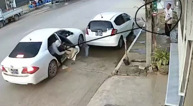 事主(右)被綁架前一刻。(互聯網)