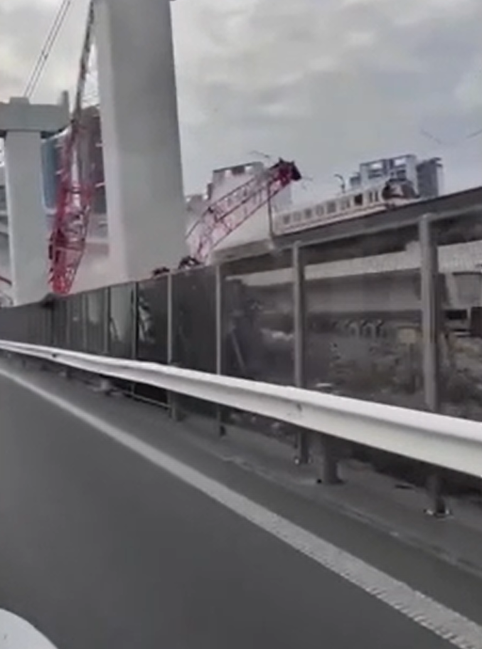 上海地鐵列車撞吊臂一刻。(互聯網)