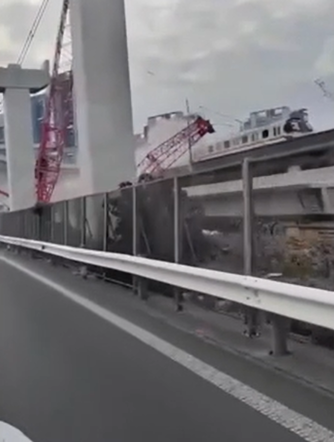 上海地鐵列車撞吊臂一刻。(互聯網)