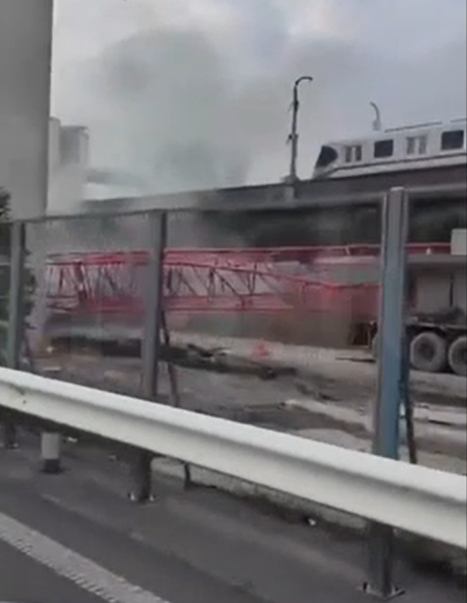 上海地鐵列車撞吊臂一刻。(互聯網)