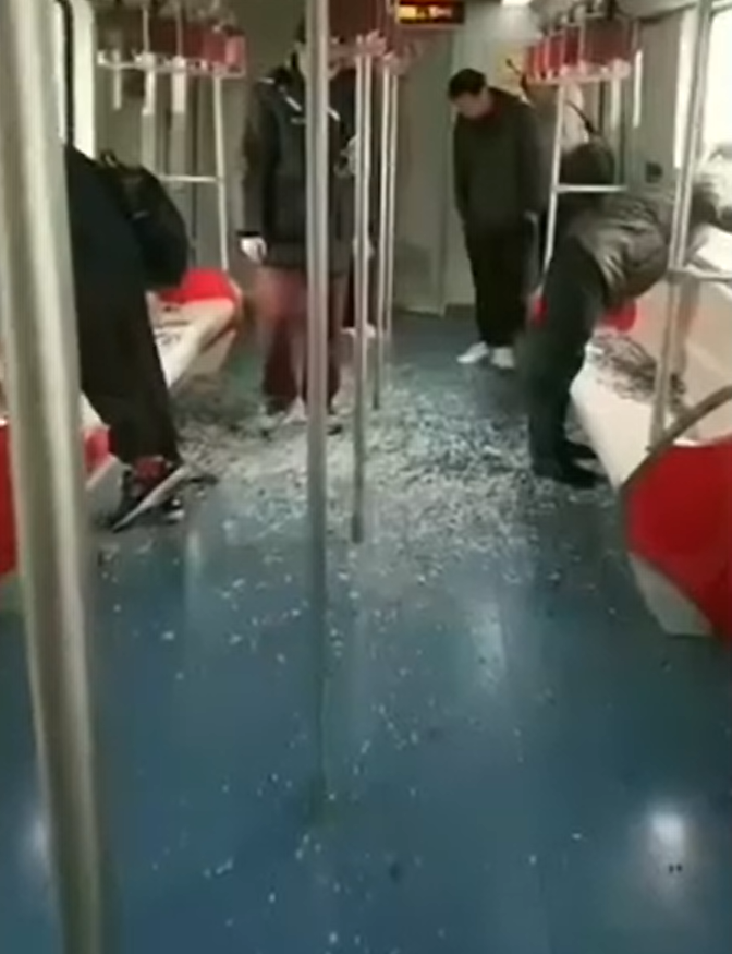 上海地鐵列車撞吊臂一刻。(互聯網)