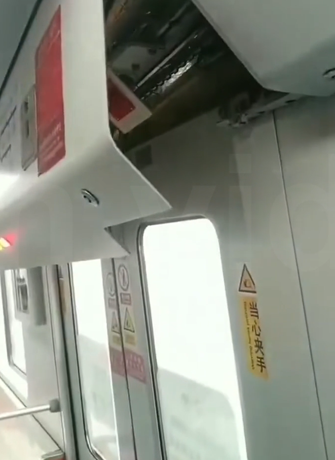 上海地鐵列車撞吊臂一刻。(互聯網)