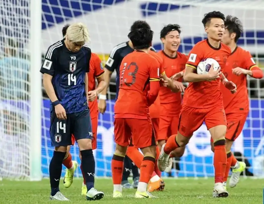 國足18強賽主場對日本時,林良銘攻入一球。(新華社)