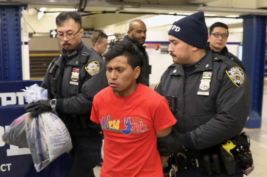 警方向公眾發布疑兇相片後,收到來自三名中學生的舉報,經搜查後在另一架列車上發現疑兇,案發後8小時終於被逮捕,身上發現一個打火機。