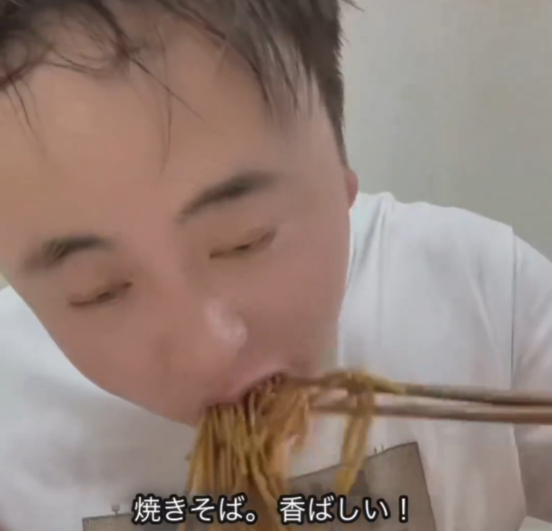 影片中職員在偷食。(影片截圖)