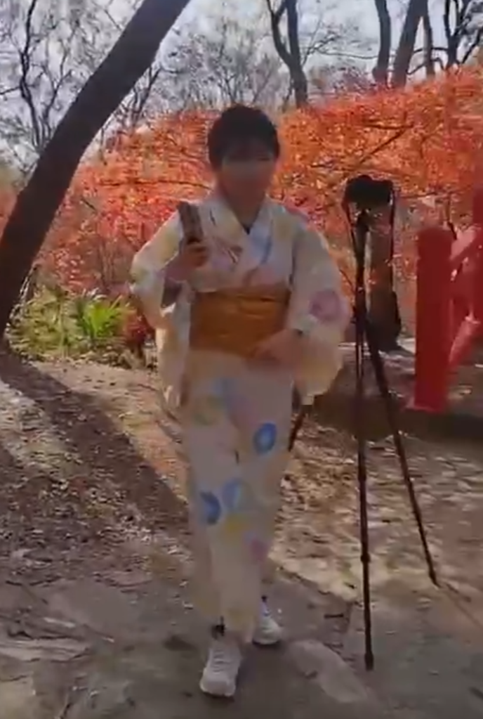 南京當地有女子穿上和服在南京中山植物公園拍照,但被途人怒斥後穿回外套遮蓋。(影片截圖)