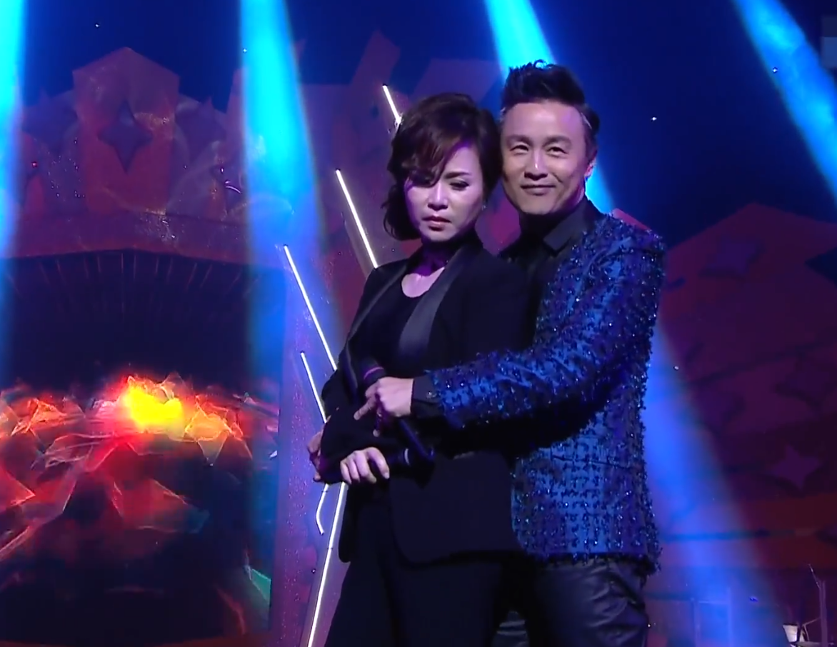 鄭敬基與黃寶欣曾亮相《流行經典50年》唱出《酒杯敲鋼琴》。