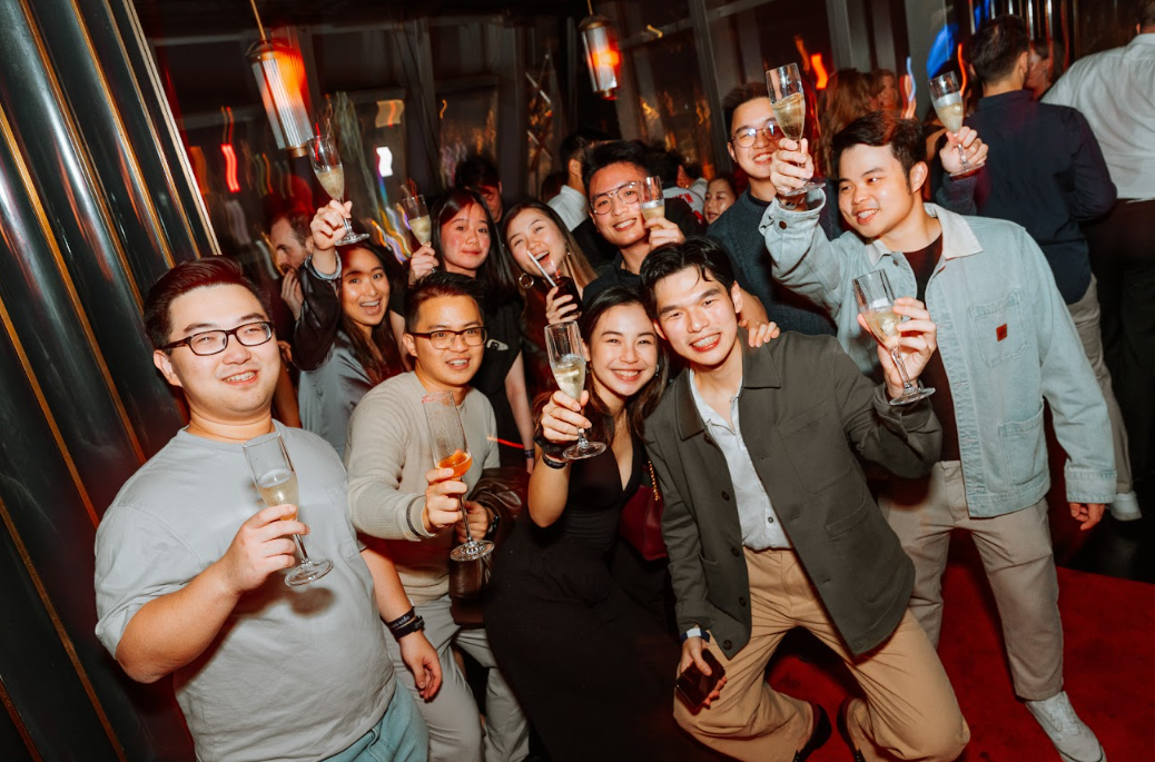 Diva Glamour除夕倒數派對,讓大家沉浸於優雅的意式風情之中。屆時將有紅絲絨帷幕、水晶燈、摩登霓虹燈及鏡面裝飾的映襯,伴隨復古裝飾和電影般的佈置,讓食客彷如置身於經典意大利電影中。