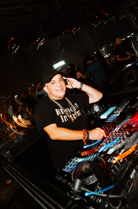 派對可於當晚九時至十一時無限暢飲Veuve Clicquot香檳,並品嚐兩款特調雞尾酒。