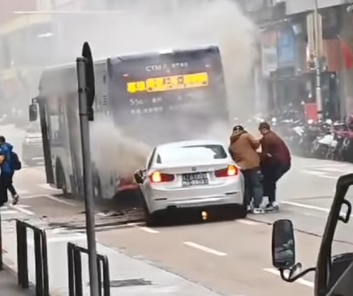 澳門警方接報一架私家車在慕拉士大馬路與慕拉士巷交界,懷疑失控撞向前方一部巴士,私家車車頭一度冒煙起火,消防趕到將火救熄。現場消息指,女司機由途人救出車外。(影片截圖)