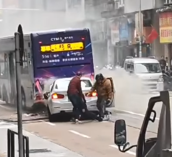澳門警方接報一架私家車在慕拉士大馬路與慕拉士巷交界,懷疑失控撞向前方一部巴士,私家車車頭一度冒煙起火,消防趕到將火救熄。現場消息指,女司機由途人救出車外。(影片截圖)