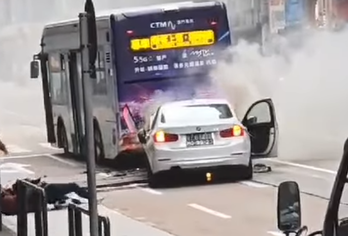 澳門警方接報一架私家車在慕拉士大馬路與慕拉士巷交界,懷疑失控撞向前方一部巴士,私家車車頭一度冒煙起火,消防趕到將火救熄。現場消息指,女司機由途人救出車外。(影片截圖)