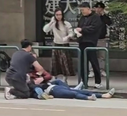 澳門警方接報一架私家車在慕拉士大馬路與慕拉士巷交界,懷疑失控撞向前方一部巴士,私家車車頭一度冒煙起火,消防趕到將火救熄。現場消息指,女司機由途人救出車外。(影片截圖)