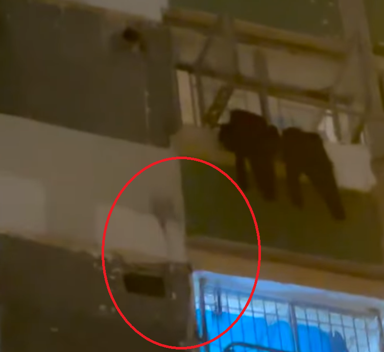 大窩口邨富國樓一低層單位,有人一邊大叫、一邊從窗口拋下兩張摺凳及一輛手推車(荃灣 大窩口邨 葵涌邨fb)