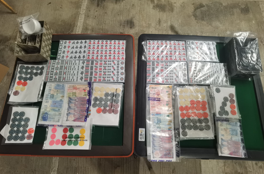 警方檢獲3張電動麻雀枱、多副麻雀賭具、一批家具及少量現金。(警方提供)