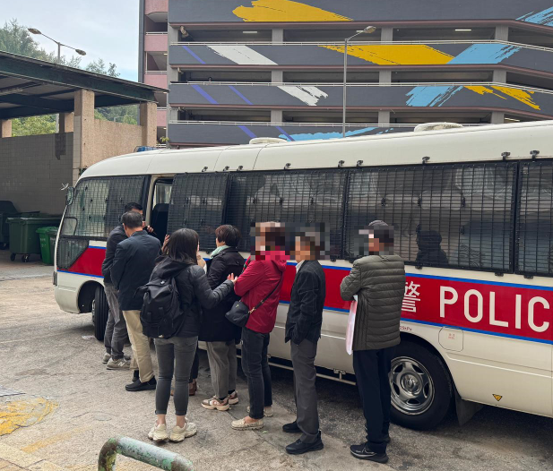 警方共拘捕19名男女,分別涉嫌「管理賭博場所」或「在賭場以外任何場所或在街道上進行賭博」。(警方提供)