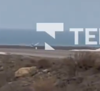 阿塞拜疆航空一架客機在哈薩克西部墜毀,機上有72人。(影片截圖)