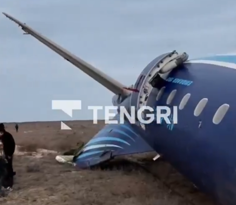 阿塞拜疆航空一架客機在哈薩克西部墜毀,機上有72人。(影片截圖)