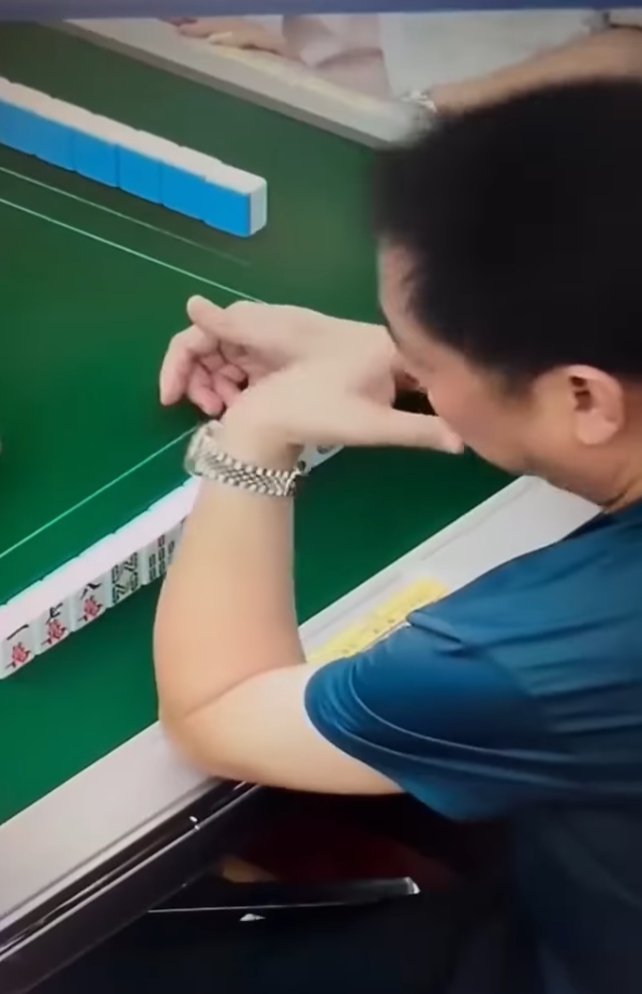 近日社交平台最新流傳一段影片,可見有男子於麻雀館用特別的方式出千圖掩人耳目,被閉路電視揭發。