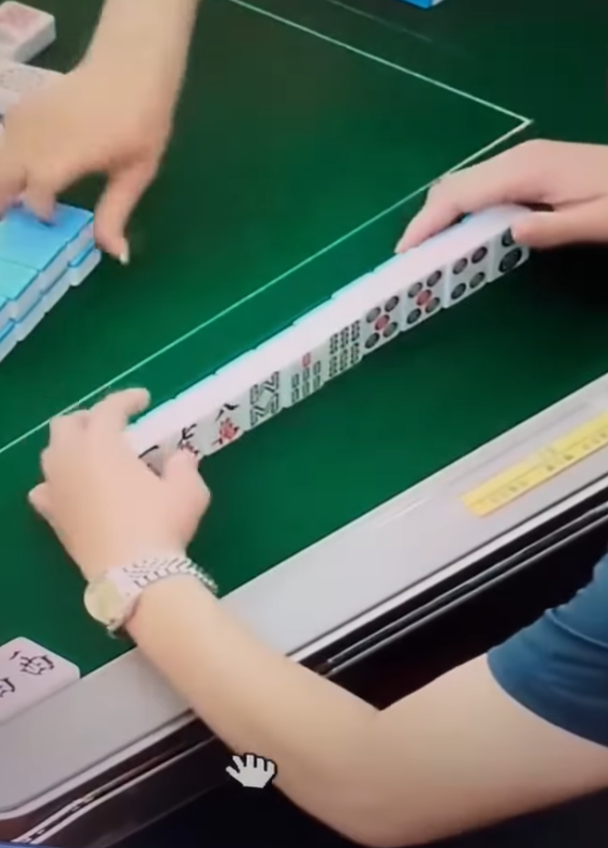 及後右手拿牌再出牌時,左手把貼紙貼在一隻雀麻牌之上,頓時令「一萬」變「六萬」